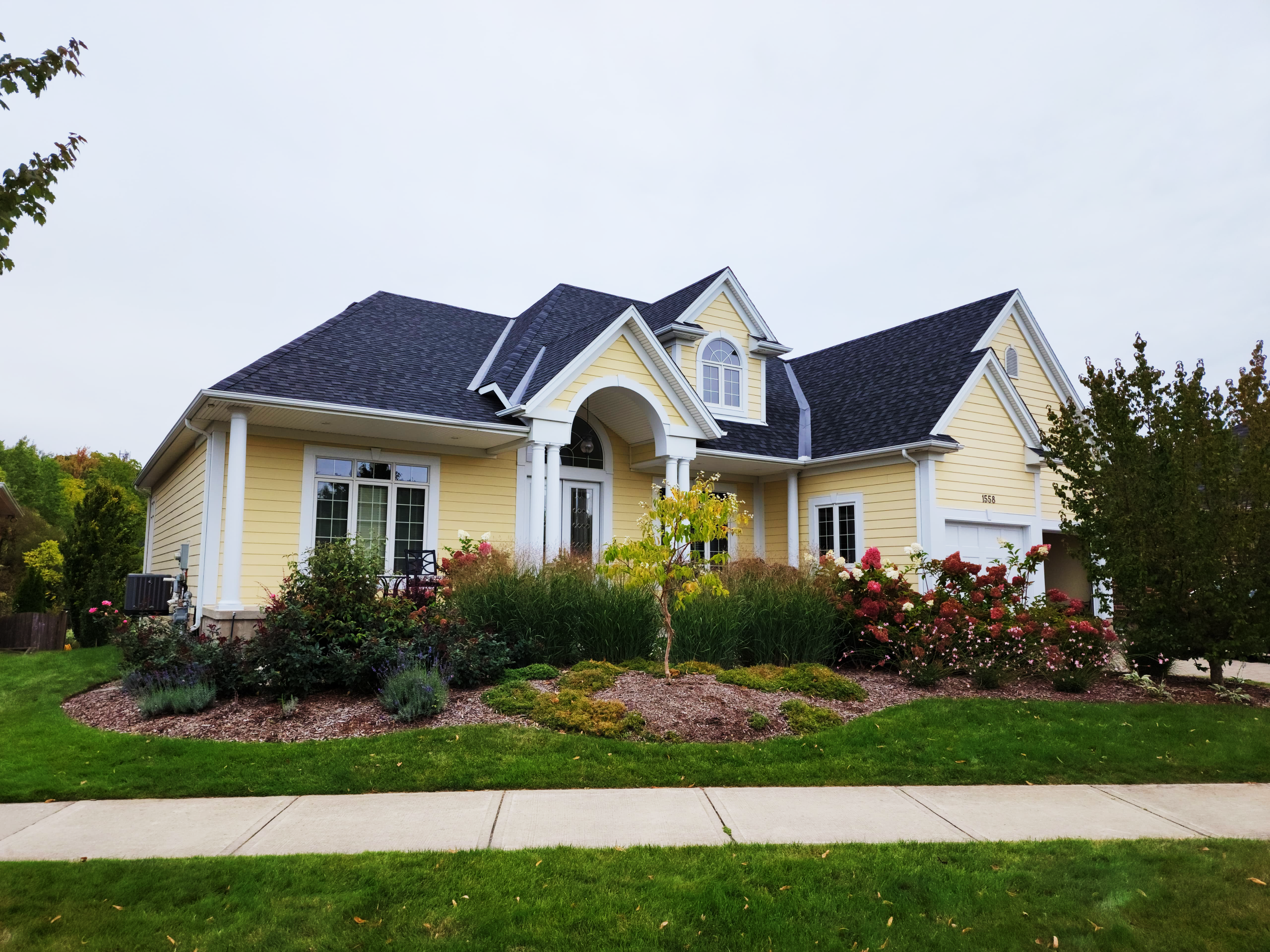 Spray and Roll - Interior Residential Painting, Exterior Residential Painting, Roof Painting.